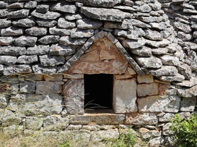 Immersi tra ulivi secolari, mandorli e vigneti, i sette trul. 102m² Cisternino