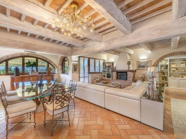 Immerso nella campagna di Castiglione del Lago, a soli 10 km. 500m² Castiglione del Lago