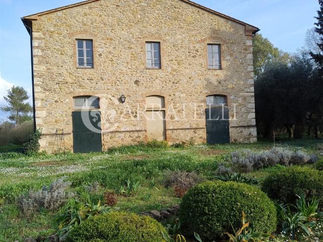 Immerso nella quiete autentica della campagna toscana, a poc. 400m² Gavorrano
