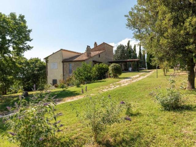 Immerso nelle dolci colline umbre, tra Todi e Perugia, 320m² Collazzone