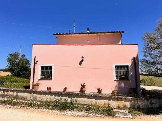 Immerso tra le tranquille colline marchigiane, a soli 15 min. 250m² Piagge