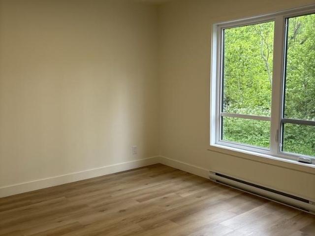 Immeuble 18 Rue Allen Est, Waterloo 5 1/2 1000 $ À L'EMMÉNAGEMENT!