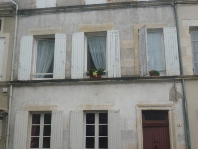 Immeuble 3 niveaux + terrasse + garages