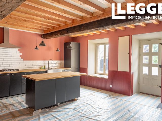 Immeuble à rénover composé de: une maison de quatre pièces avec un sous sol et un grenier et un jardin