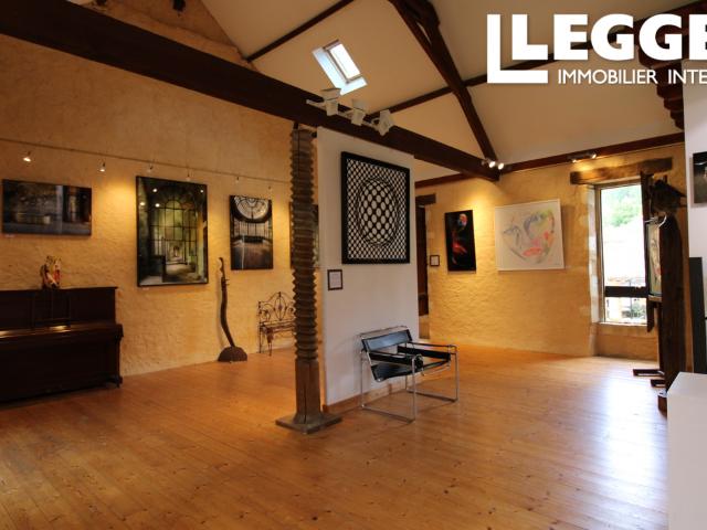 Immeuble atypique avec galerie d’art – emplacement exceptionnel face à l’Abbaye de Cadouin