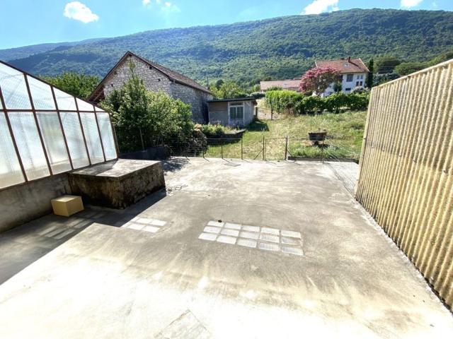 Immeuble avec appartement et local commercial