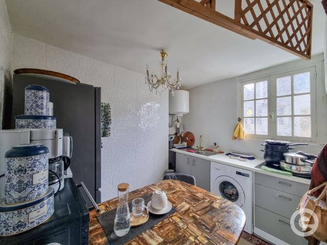 Immeuble avec local commercial et appartement de 80m2 à Clamecy