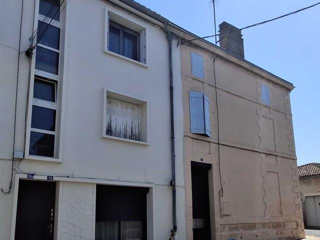 Immeuble Avec Local Commercial Et Habitation 178m² Chasseneuil sur Bonnieure