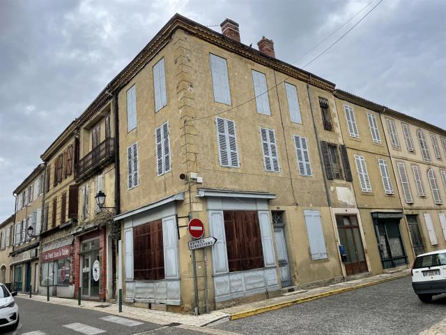 Immeuble avec restaurant et appartement à Masseube 360m² Masseube