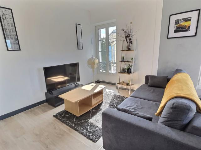 IMMEUBLE avec 3 appartements, une terrasse et un grand garag. 290m² Tonneins