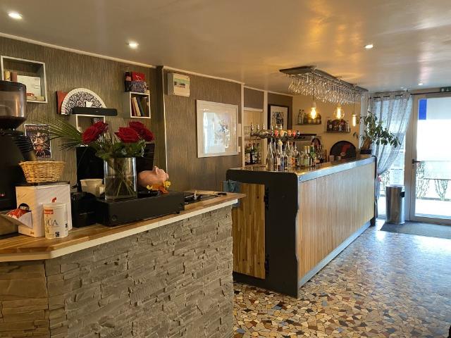 Immeuble commercial d'environ 360m2 avec restaurant sur 200m. 360m² Terrasson Lavilledieu