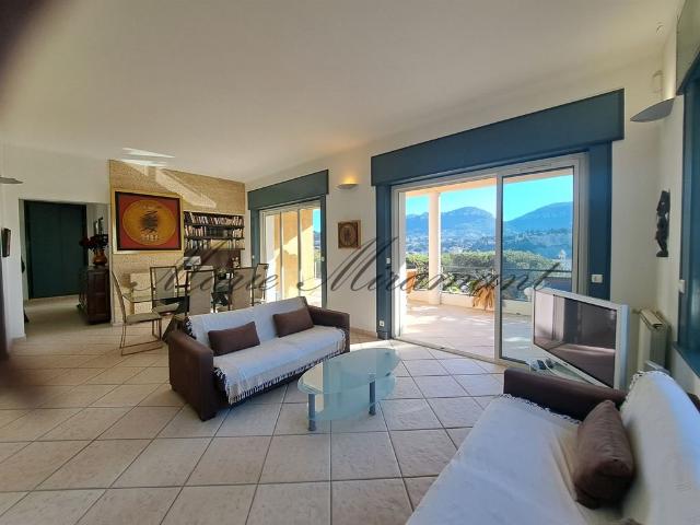 Immeuble compose de quatre appartements avec terrasses et vu. 290m² Cassis