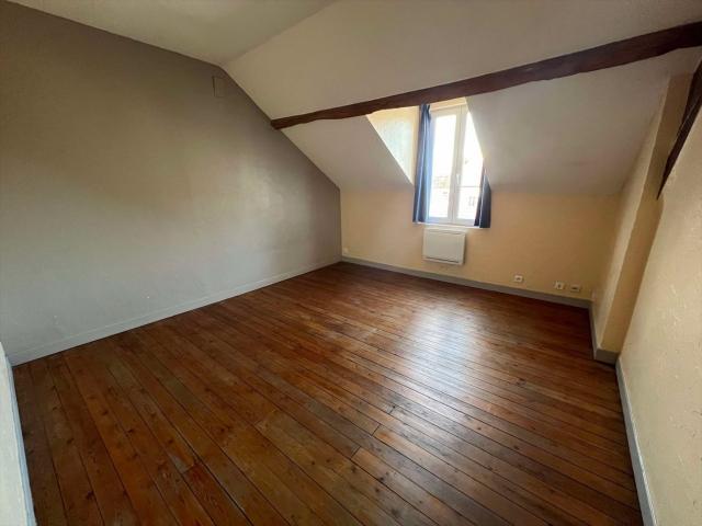 Immeuble composé de 5 appartements 1 F1, 2 F2, 1F3, 1F4, c. 210m² Montluçon