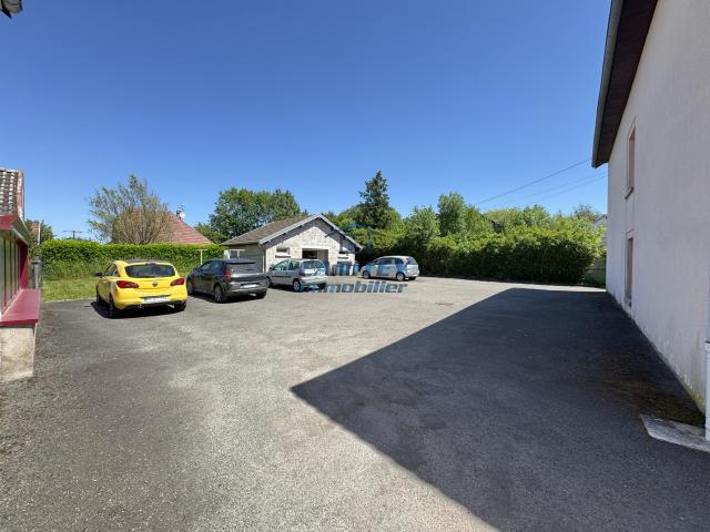 IMMEUBLE COMPOSÉ DE 6 LOGEMENTS, UNE DÉPENDANCE ET UN PARKING À LURE