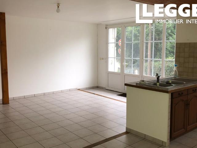 Immeuble comprenant une maison et un appartement situé entre ville et campagne