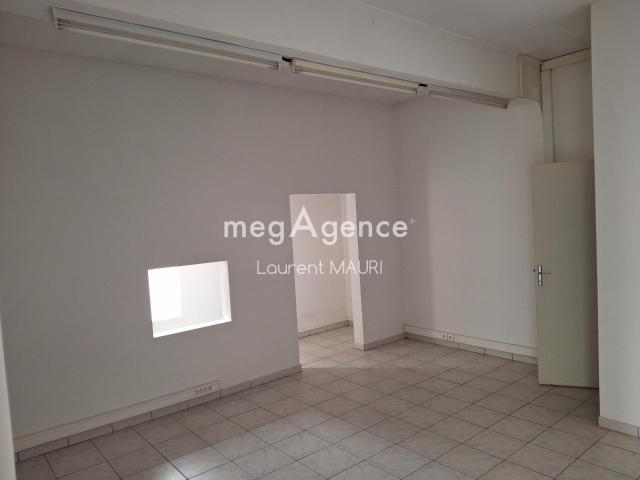 Immeuble comprenant 1 Appartement T3 avec terrasse environ 20m² + 2 Locaux Commerciaux