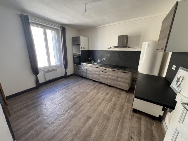 Immeuble de 3 appartements avec jardin et dépendances 202m² Malviès