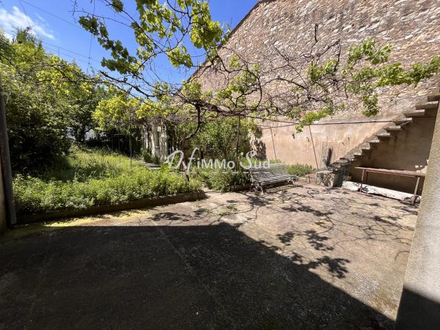 Immeuble De Caractere Compose De 4 Appartements A Renover +. 330m² Narbonne