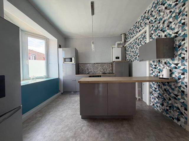 Immeuble de rapport comprenant un local commercial et un appartement