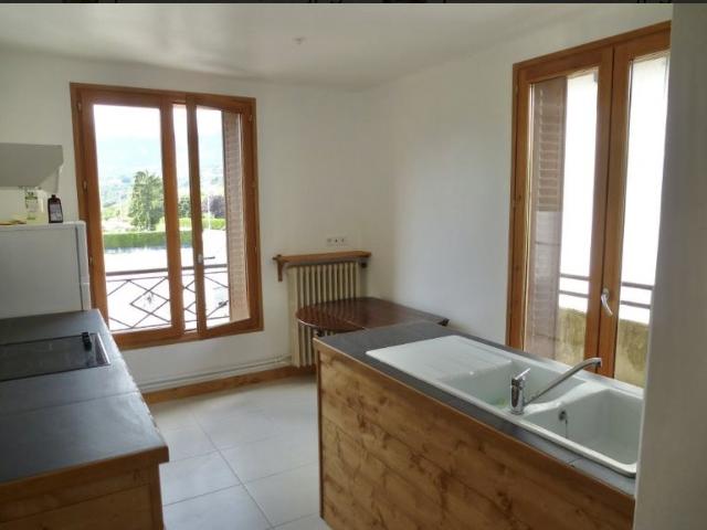 Immeuble de rapport 218 m2 quatre appartements, un commerce. 218m² Gilly sur Isère