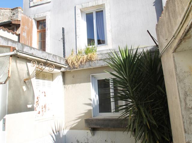 IMMEUBLE DE RAPPORT 232 M2 AIGRE