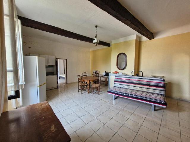 Immeuble de rapport, de 5 à 7 appartements, garage et jardin 298m² Les Mées