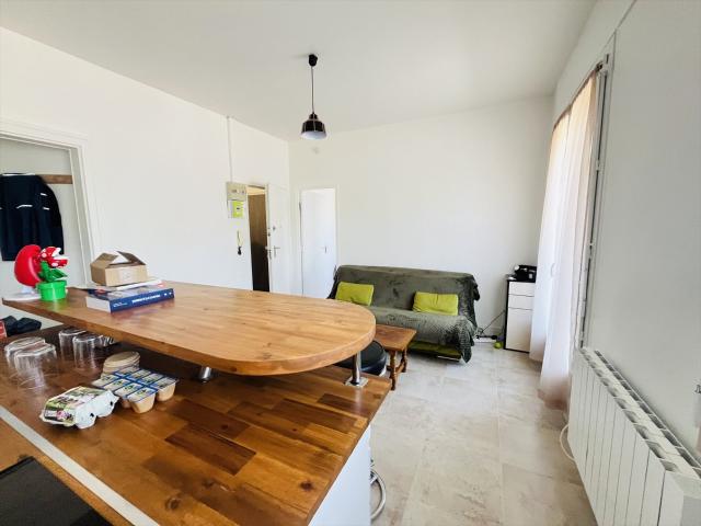 Immeuble en parfait état composé de 3 appartements, d'un loc. 188m² Montluçon