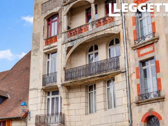 Immeuble historique Art nouveau comprenant 4 appartements et un ancien bar dans la ville tapissière d'Aubusson