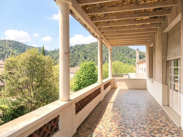 Immeuble / Maison de ville avec ateliers, garages, bureaux e. 217m² Vals les Bains
