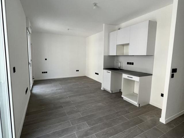 Immeuble neuf, grand studio Paris 16°