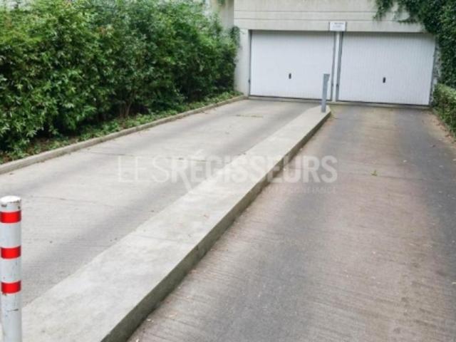 Immeuble situé dans le quartier de Malagnou, proche de la