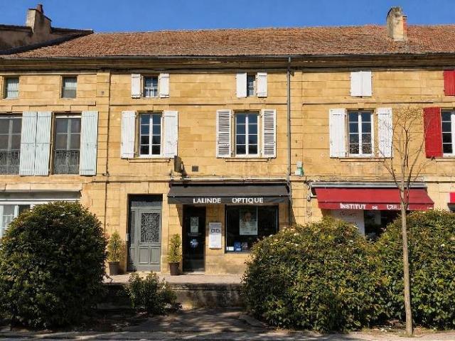 Immeuble Situé en plein cur de Lalinde, cet immeuble de ch. 282m² Lalinde