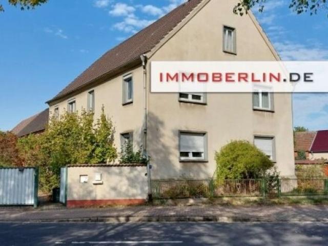 IMMOBERLIN.DE Haus mit Nebengebäuden & Sanierungspotenzial auf großem Grundstück nahe der Elbe