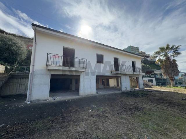 Palazzo / Stabile in vendita a Campofelice di Roccella PA