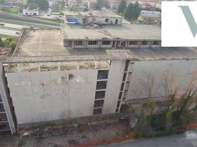 Palazzo / Stabile in vendita a Desio MB