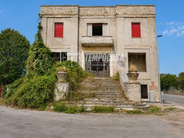 Palazzo / Stabile in vendita a Novara NO