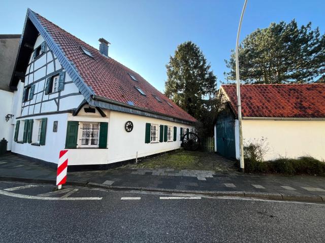 Denkmalgeschütztes Einfamilien Fachwerkhaus mit großer Obstwiese in 41189 Mönchengladbach Herrath