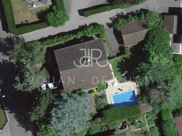 Immobilie mit außergewöhnlichem Potenzial – Haus und Pool werden renoviert, auf einem 1.126 m² großen Grundstück