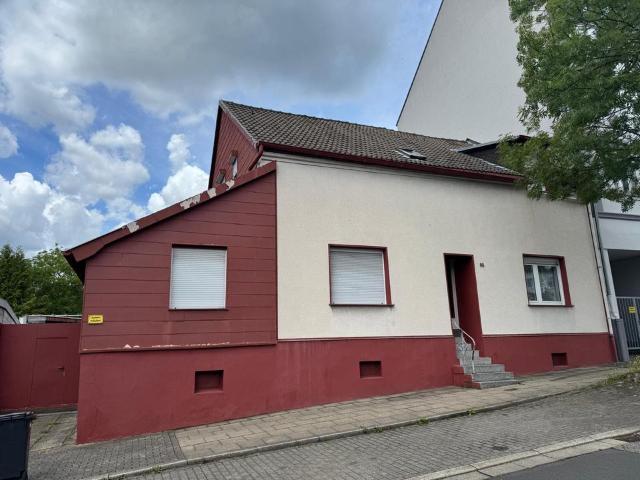 Immobilie, Wohnhaus mit großem Garten