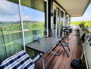 ! ImmoPoint ! ALTENGERECHTES Wohnen mit SCHWIMMBAD + SAUNA + BALKON + TERRASSE + 2 GARAGEN. !