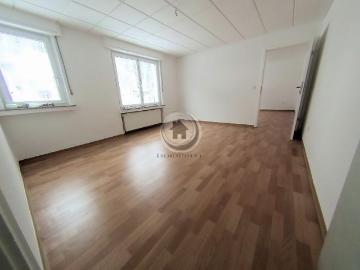! ImmoPoint ! frisch RENOVIERT Anlieger Wohnung mit Gas Etagen Heizung