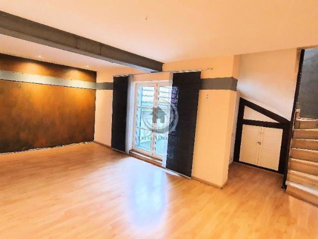 ! ImmoPoint ! wie ein Haus für sich ! wohnen über 2 Etagen 2 Balkone ZENTRUM IP 3 LU 110