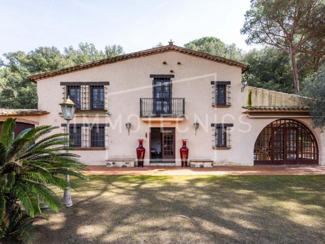 Immotecnics Boutique Real Estate os presenta este conjunto r. 1337m² Sant Iscle de Vallalta
