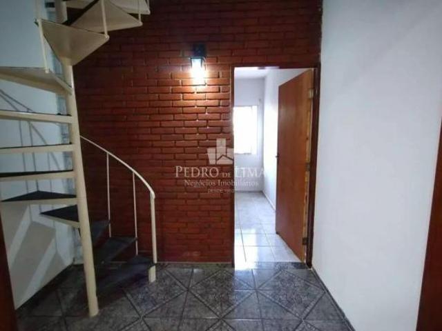 Imóvel com 3 casas, 6 dormitórios, 4 vagas e terreno de 350 m² na Penha