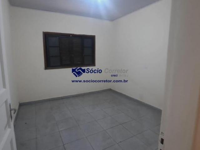 Imovel com 3 casas e 1 salao comercial, 195m² de terreno 1ª casa 4 cômodos e ban