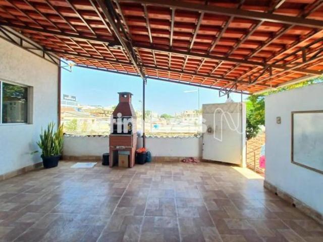 Imóvel com 4 Moradias + Loja no Centro de Venda Nova!