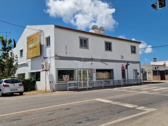 IMÓVEL COMERCIAL COM ALOJAMENTO NO PISO SUPERIOR COM SETE QUARTOS, LOCALIZADO PRÓXIMO DA ZONA RIBEIRINHA