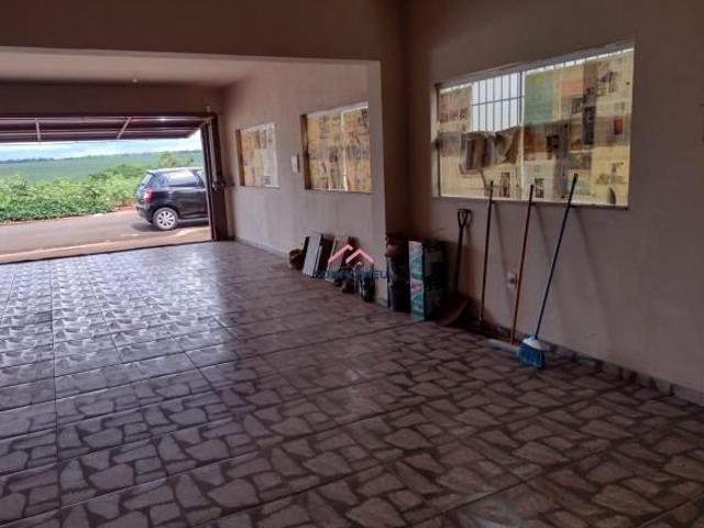 Imóvel comercial, com portão automatizado, cerca elétrica, um banheiro e quintal