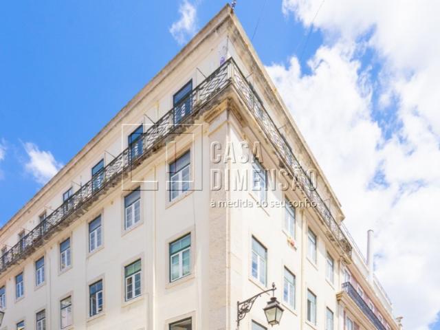 Imóvel composto por dois apartamentos independentes, em prédio com elevador no Coração do Chiado!