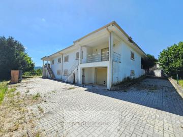 Imóvel composto por 2 moradias geminadas T3, 3 frentes, cada uma com 1371,6 m2 de terreno